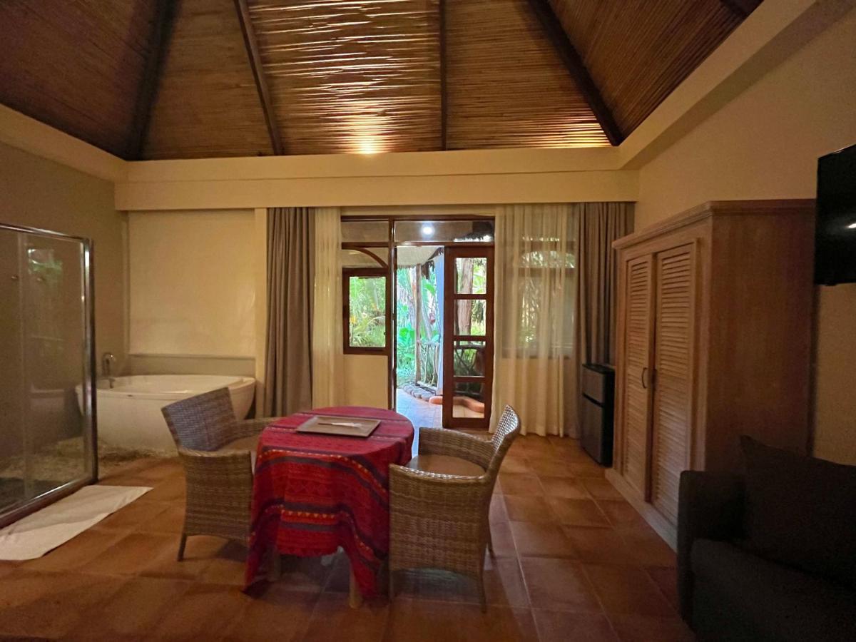 Coco Grove Beach Resort, Siquijor Island Esterno foto A room at the resort