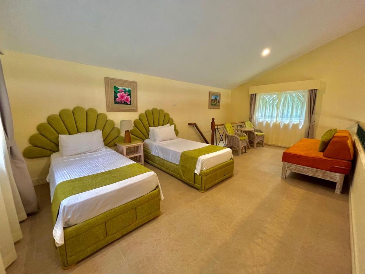 Coco Grove Beach Resort, Siquijor Island Esterno foto A room at the hotel