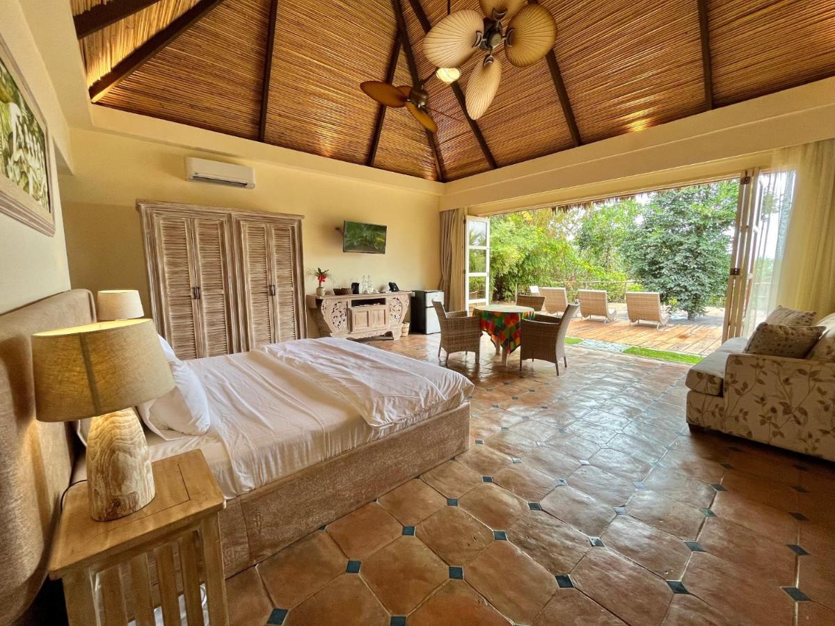 Coco Grove Beach Resort, Siquijor Island Esterno foto A room at the hotel