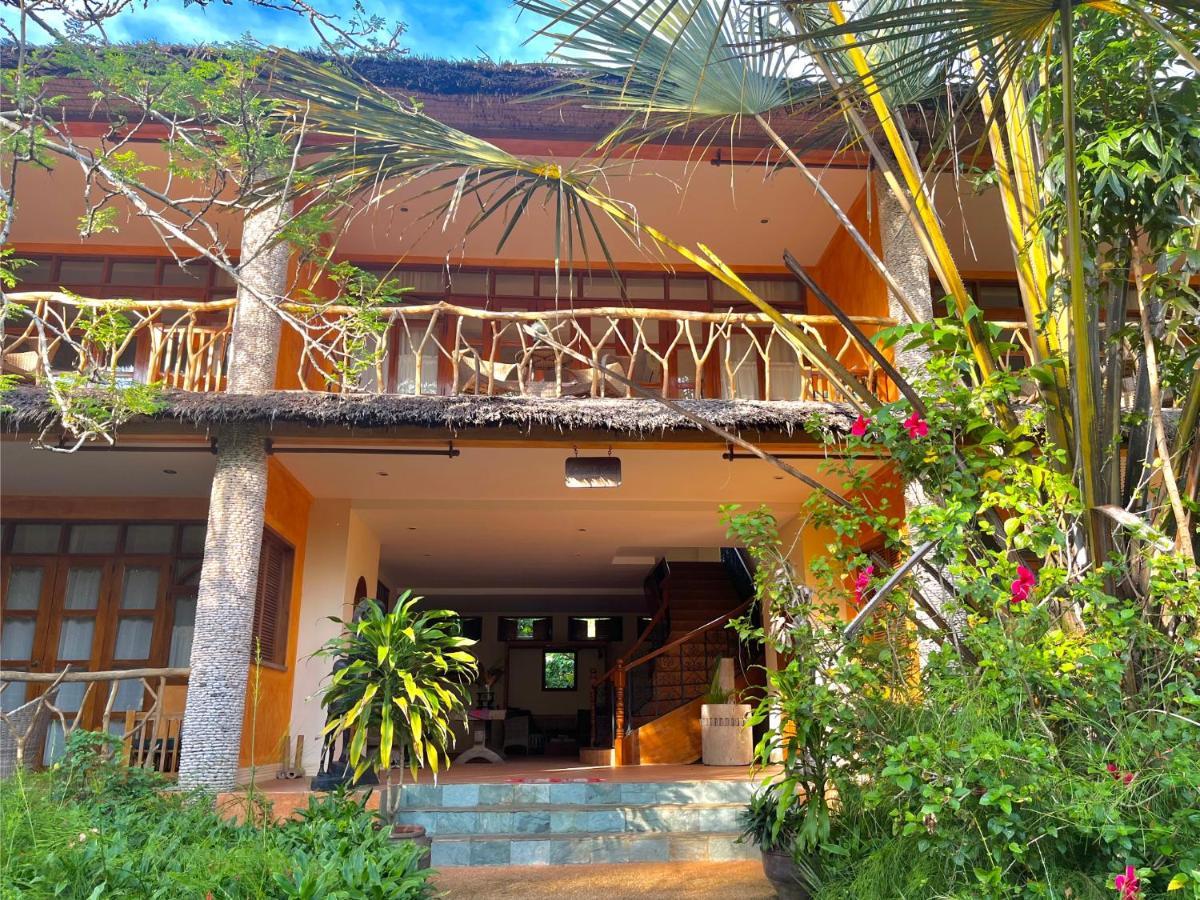 Coco Grove Beach Resort, Siquijor Island Esterno foto The entrance to the hotel
