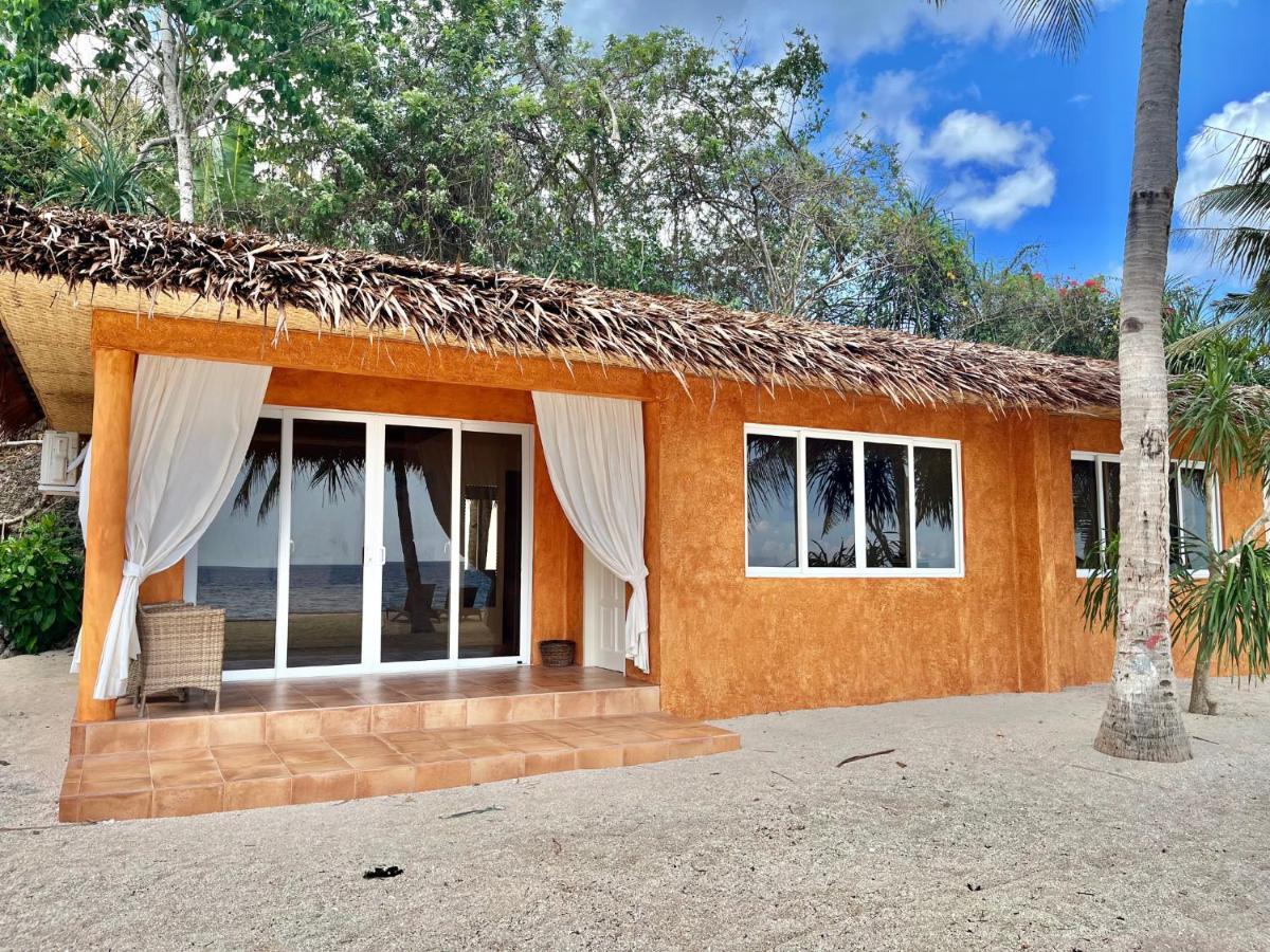 Coco Grove Beach Resort, Siquijor Island Esterno foto A beach villa at the resort