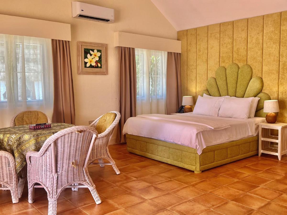 Coco Grove Beach Resort, Siquijor Island Esterno foto A room at the hotel