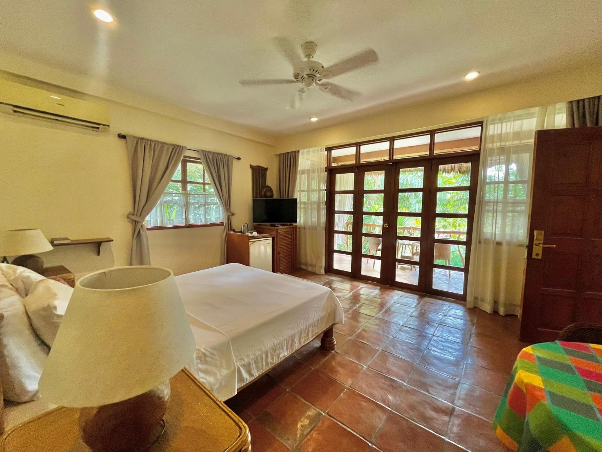 Coco Grove Beach Resort, Siquijor Island Esterno foto A bedroom at the resort