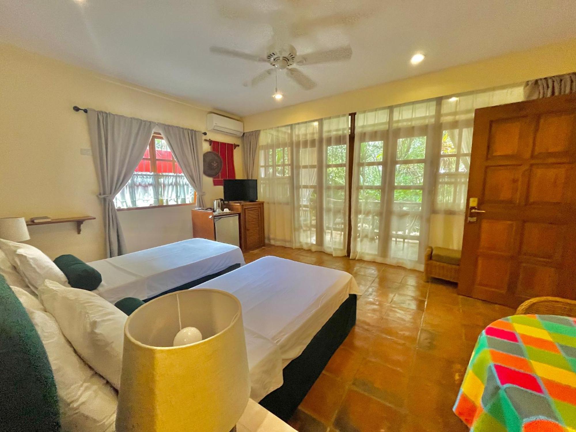 Coco Grove Beach Resort, Siquijor Island Esterno foto A bedroom at the resort