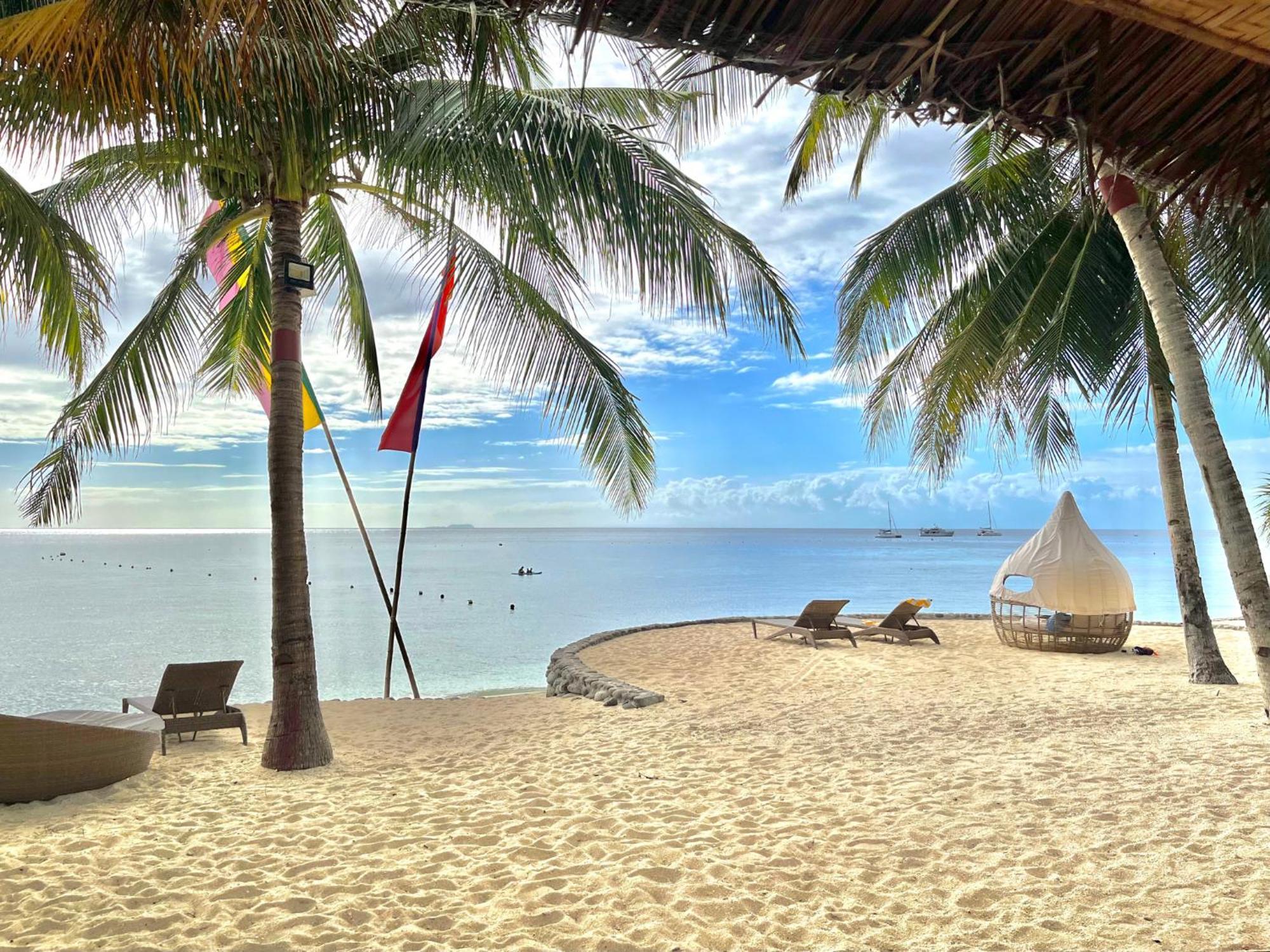 Coco Grove Beach Resort, Siquijor Island Esterno foto Beach at the Shangri-La Resort