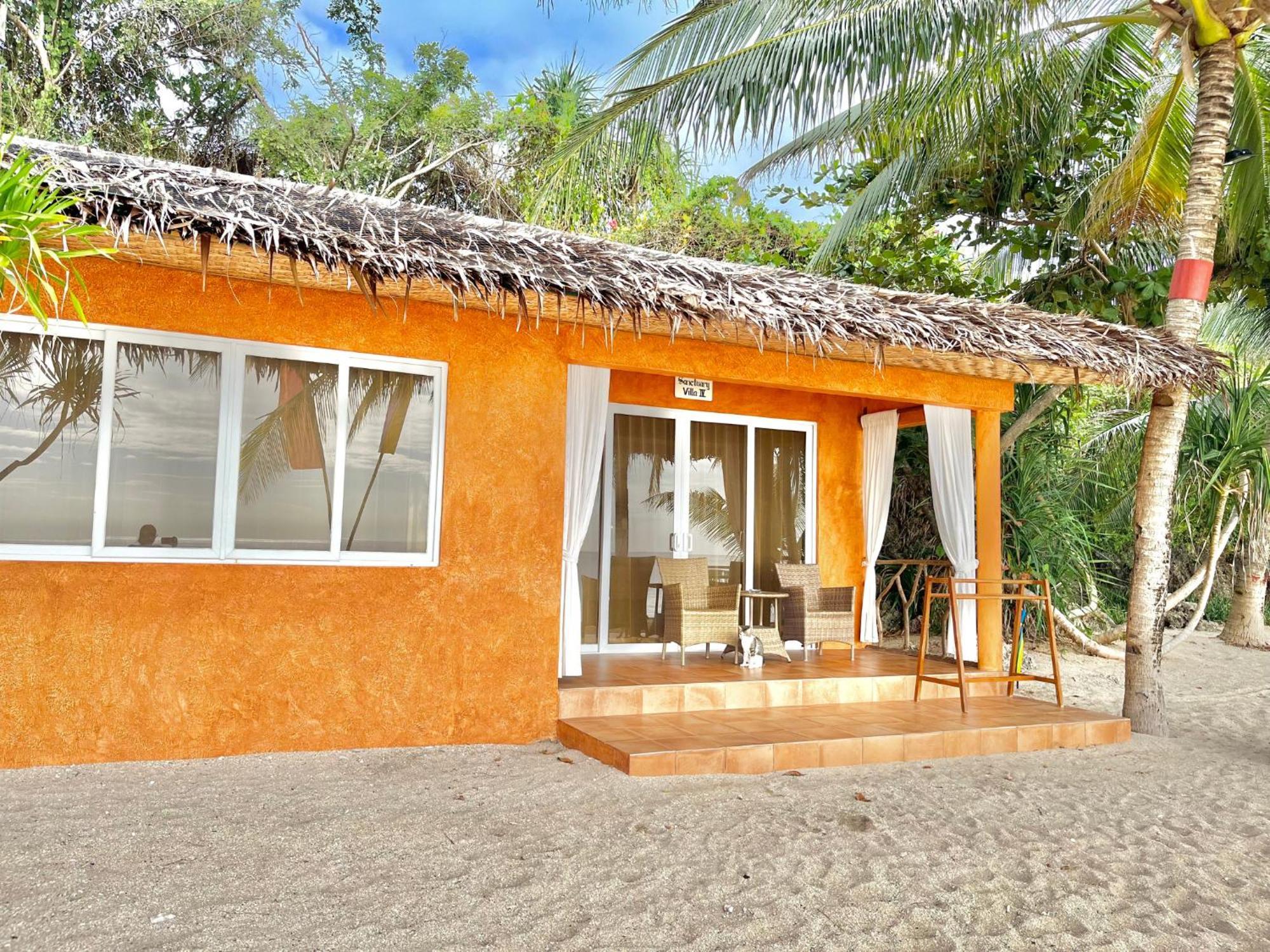 Coco Grove Beach Resort, Siquijor Island Camera foto Beachfront cottage at the resort