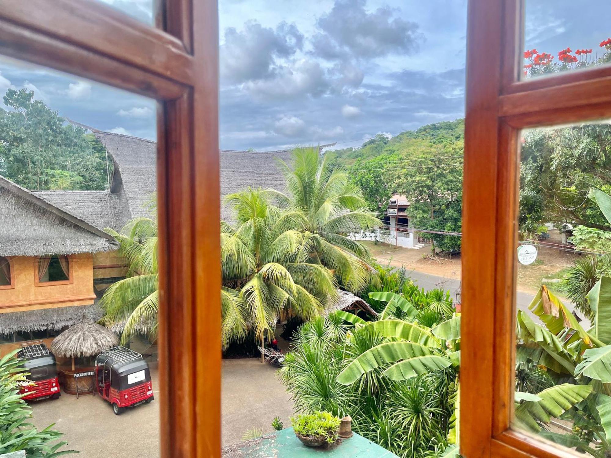 Coco Grove Beach Resort, Siquijor Island Camera foto View from the window of a guest house in the village of Kumburupiddy
