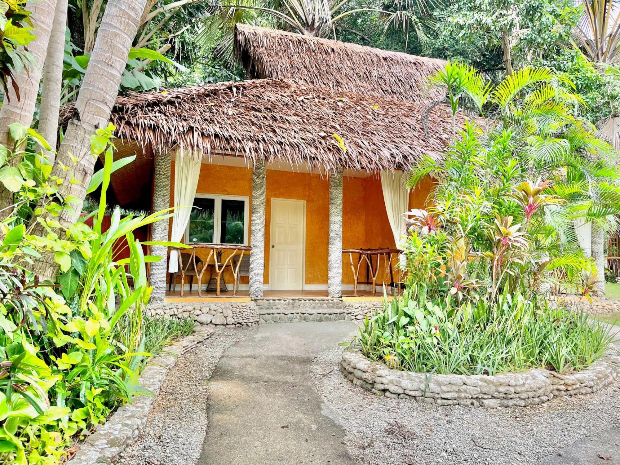Coco Grove Beach Resort, Siquijor Island Camera foto A bungalow at the resort