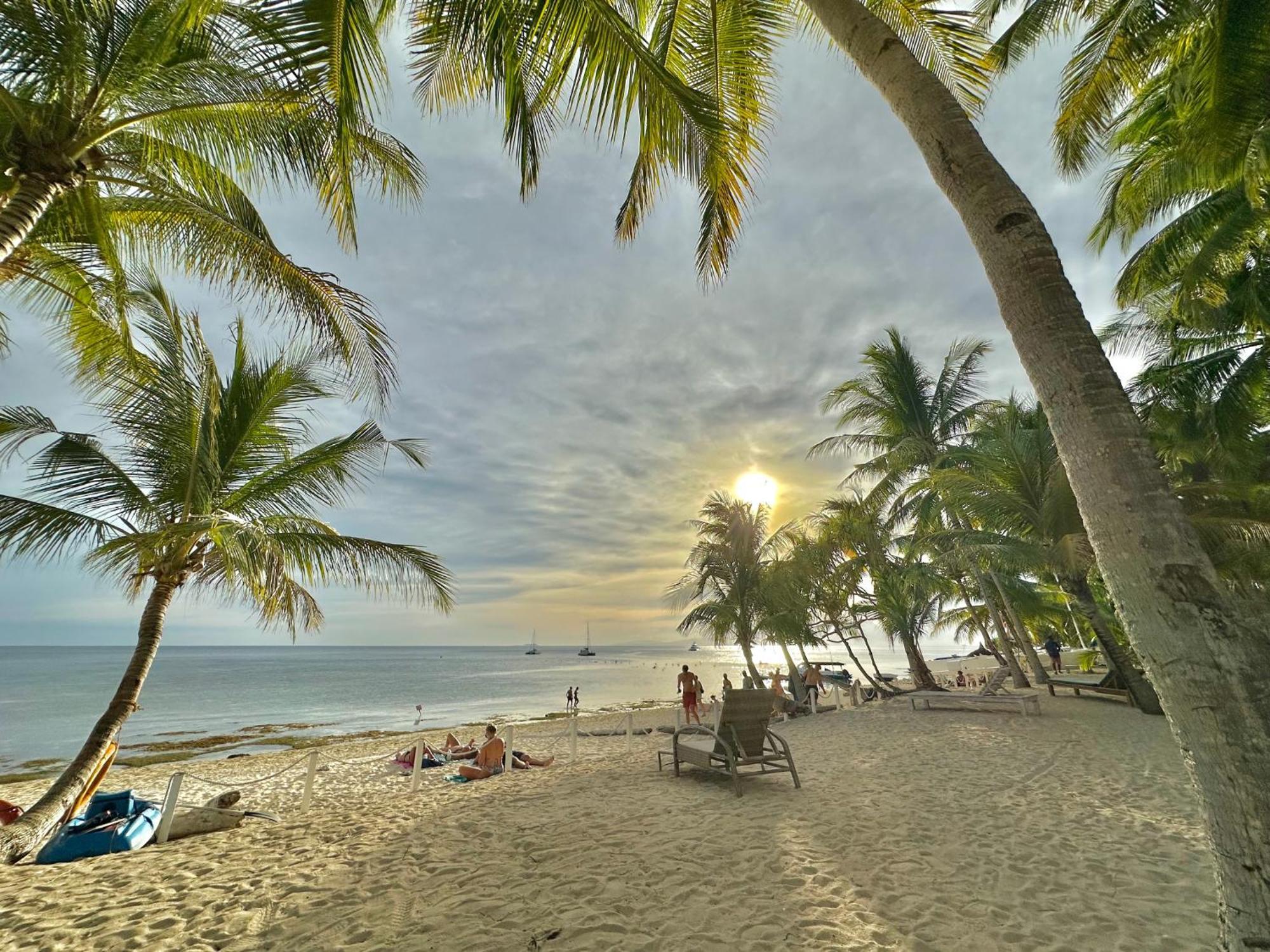 Coco Grove Beach Resort, Siquijor Island Esterno foto Sunset at the beach